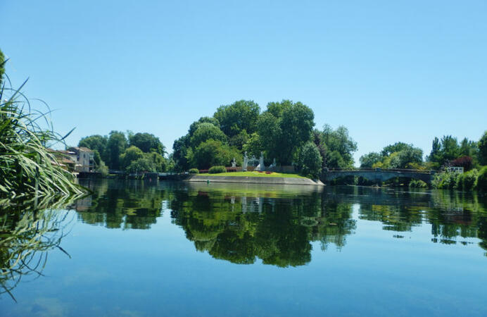 Lors de votre séjour à Quai 3 découvrez la jolie ville de Jarnac et le site de l'île Madame