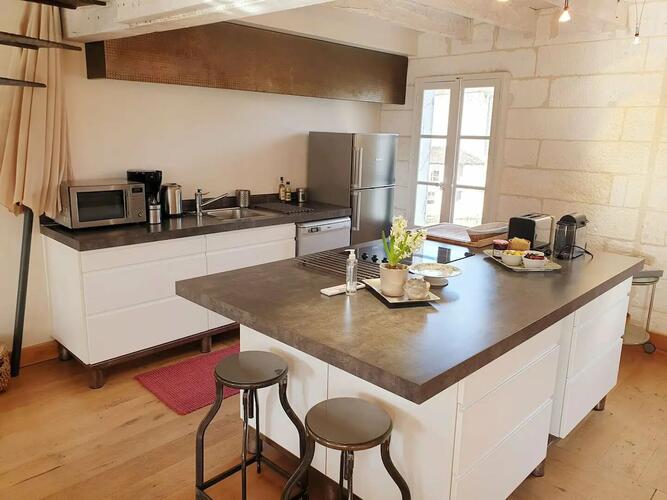 Le loft de Quai 3 offre une cuisine complètement équipée (four, micro-ondes, machine à laver, frigo)